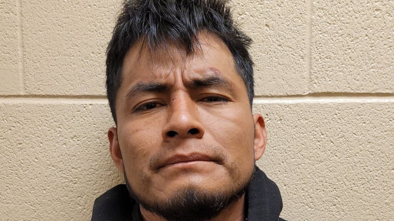 Felipe Ayala Hernández había sido condenado por asesinato en segundo grado y sentenciado en 2007 a 14 años de prisión. En 2020 fue deportado a deportado a México y regresó la semana pasadafue arrestado en el desierto cerca de Nogales.