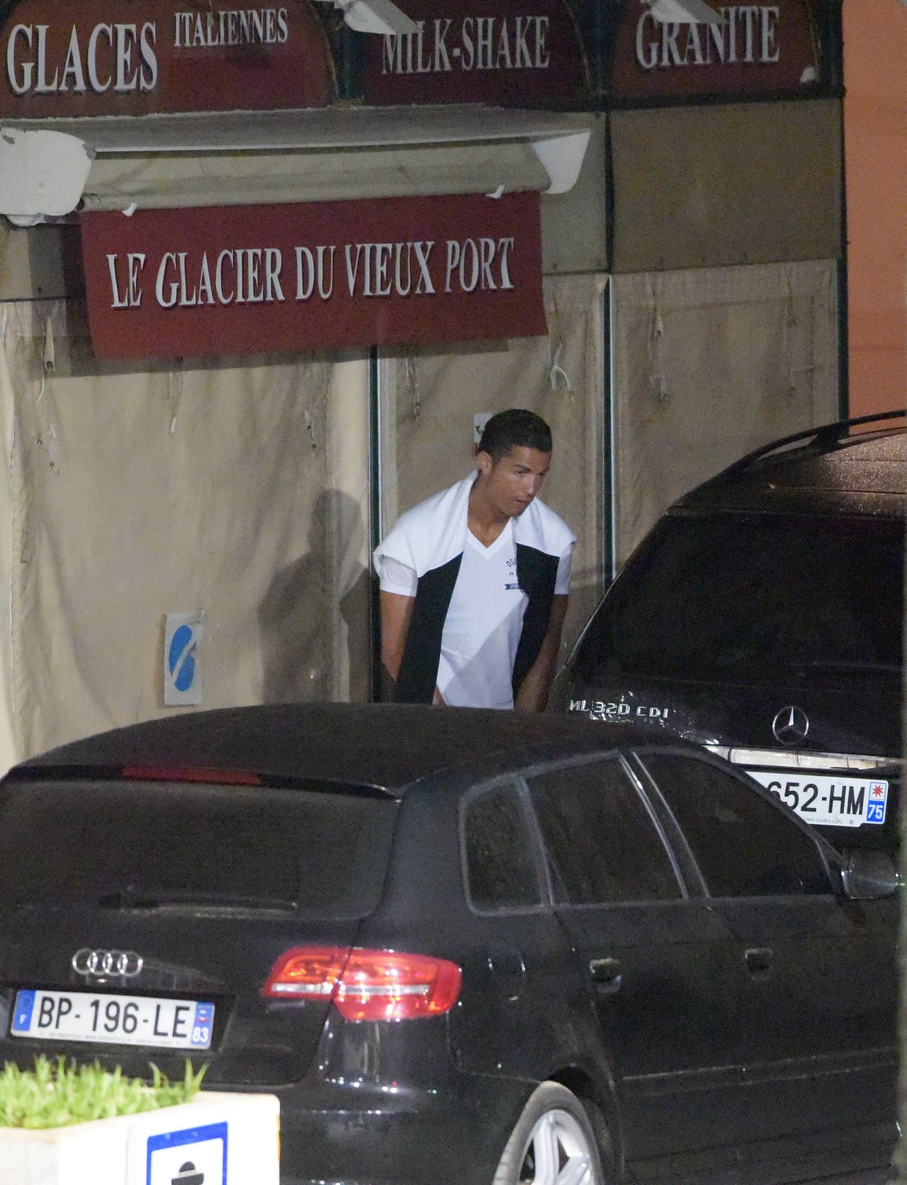 Sus vacaciones se vieron arruinadas por orinar en vía pública.