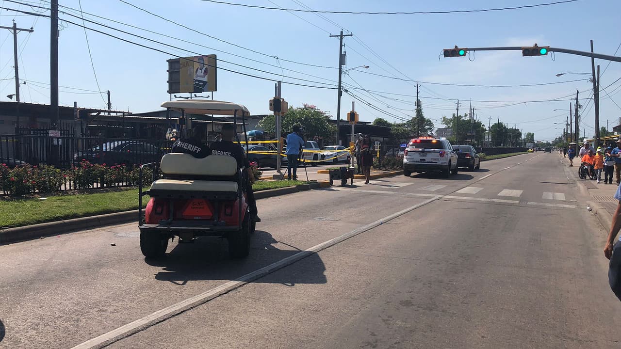Los dos muertos eran sospechosos, así como un tercero que está herido y fue llevado al hospital, según indicaron las autoridades en conferencia de prensa.