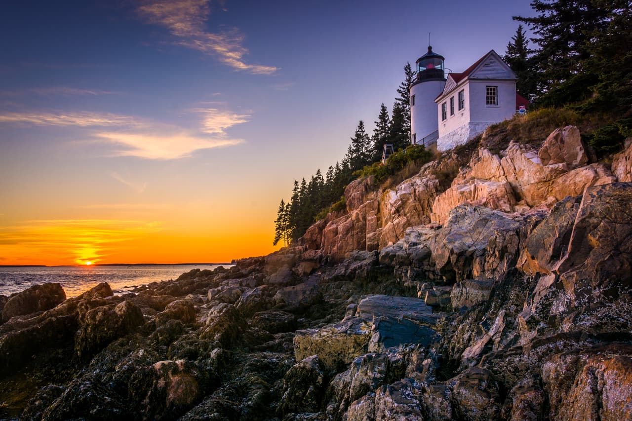 El parque Acadia, en Maine, alberga varias plantas y animales y la montaña más alta de la costa atlántica. Aquí se puede practicar senderismo en los picos de granito, recorrer en bicicleta los caminos históricos de los carruajes o relajarse y disfrutar el paisaje.