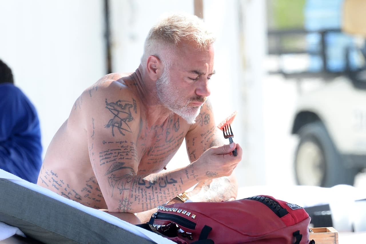 Vacchi asegura que realiza alrededor de 90 minutos de ejercicio diario para mantenerse en forma, y mantiene una dieta baja en calorías.