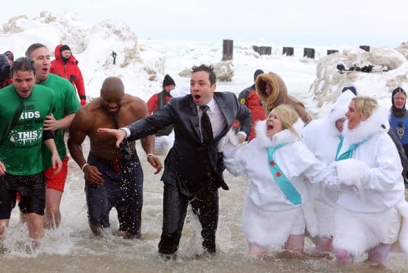 ¡Lo hizo!Mira lo congelado que quedó el comediante Jimmy Fallon luego de aceptar el reto que le hizo el alcalde de Chicago Rahm Emanuel de lanzarse a las congeladas aguas del Lago Chicago durante el Polar Plunge 2014 y con un temperatura de 2 grados