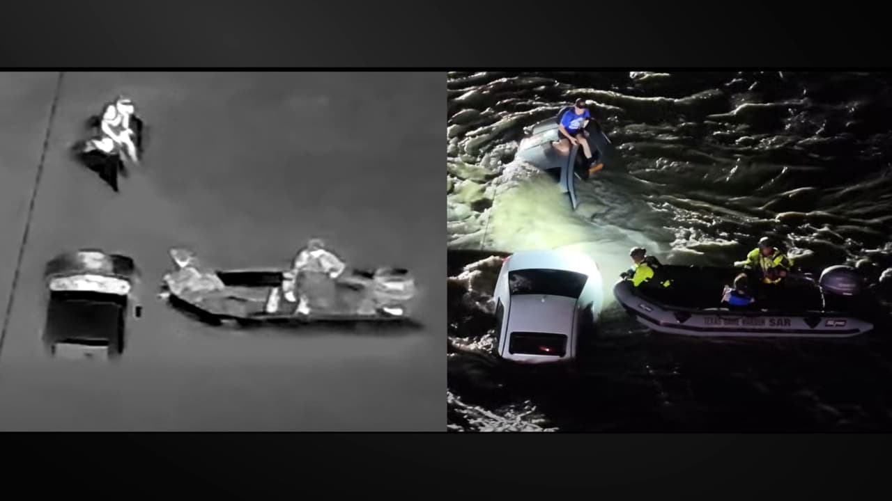 Imágenes captadas por drones muestran el momento en que 
<b>rescatistas se acercan en lanchas a los vehículos</b>, que permanecían casi completamente cubiertos por el agua. 
<br>
<br>Los conductores lograron salir de los automóviles y 
<b>permanecieron sobre los techos de sus unidades</b> hasta la llegada de los equipos de emergencia.