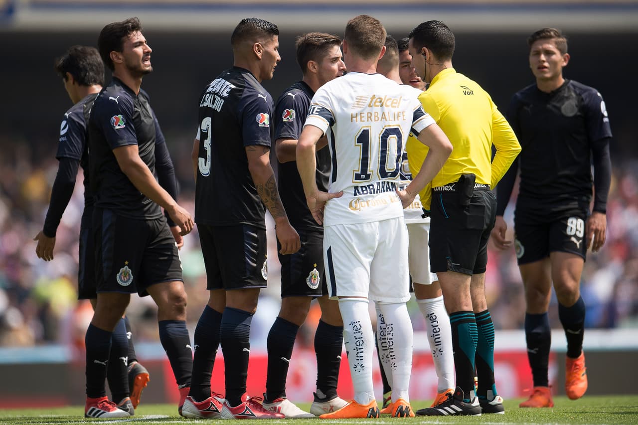 Chivas no sabe ganar. Guadalajara tuvo la victoria con un penal al minuto 93 pero el cobro se fue a las nubes. Pumas 1 - 1 Chivas en la Jornada 9 del Clausura 2018