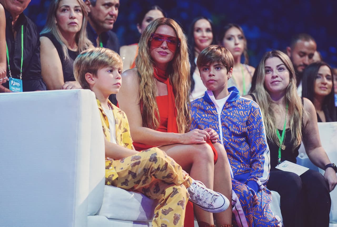 Una vez más demostró que la fama no es impedimento para su faceta como madre, pues durante la premiación estuvo acompañada de sus inseparables hijos, quienes 
<b>le robaron un poco de protagonismo a su mamá</b>.
<br>