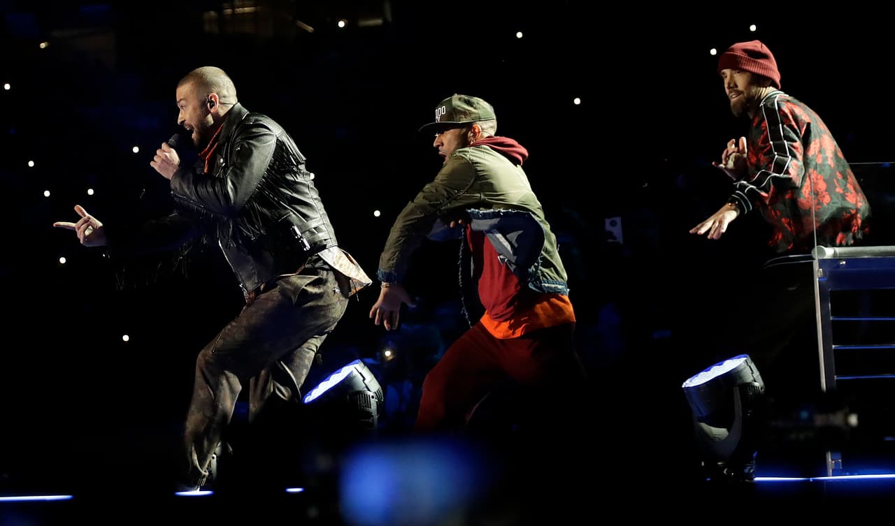 El popular cantante se presentó en el show de medio tiempo del partido entre New England Patriots y Philadelphia Eagles con sus éxitos de hoy y siempre.