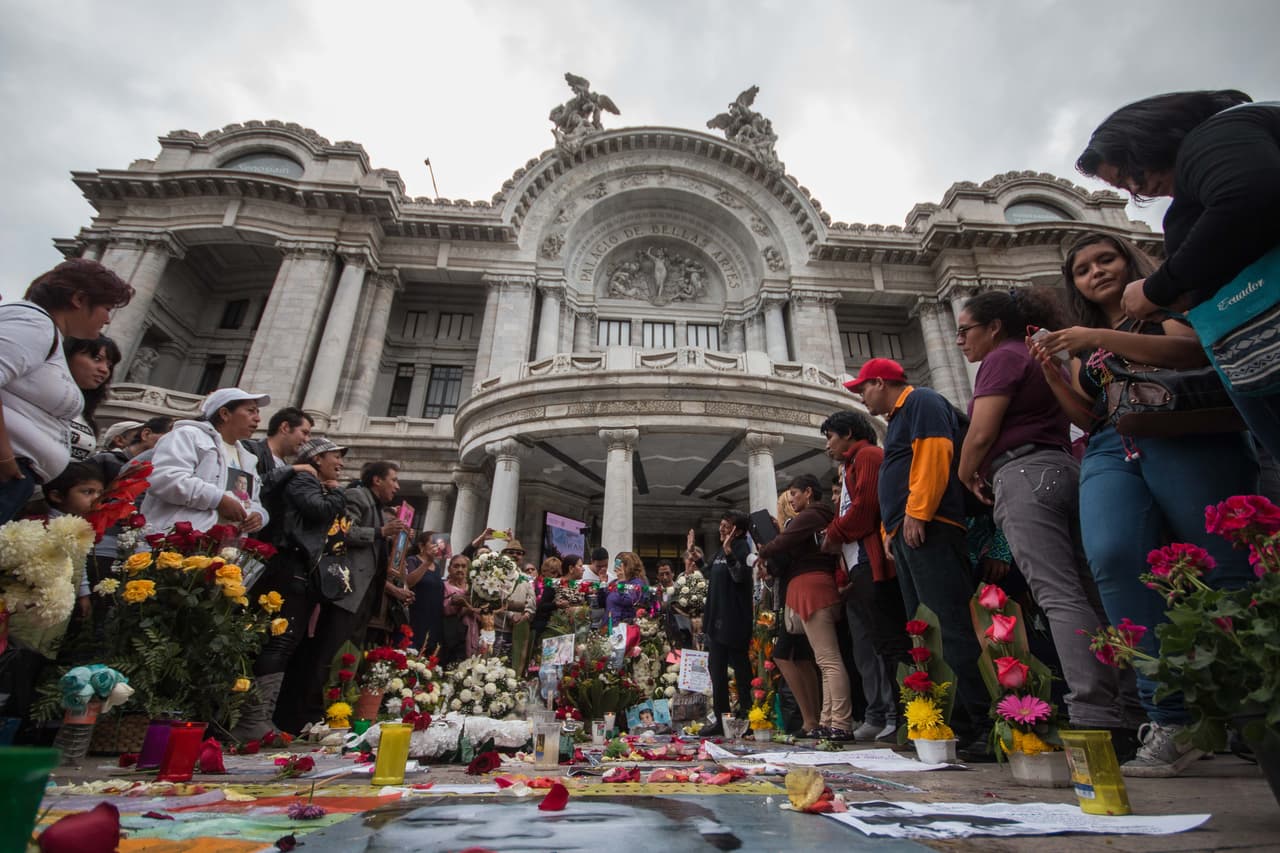 Los seguidores esperan los restos de su ídolo pese a la lluvía.
