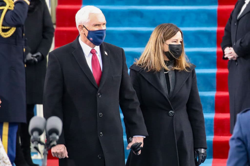 El vicepresidente Mike Pence y Karen Pence, los únicos asistentes de la administración Trump que participaron de la ceremonia.