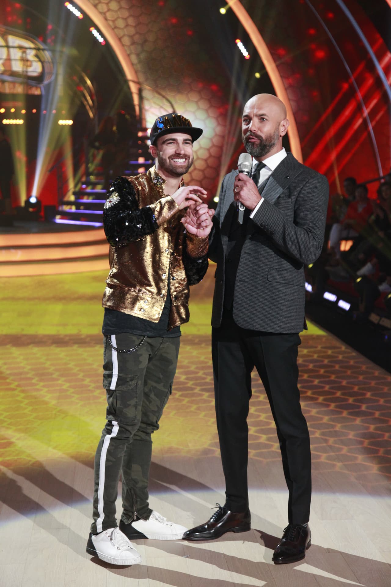 El actor de 34 años ha sido uno de los pocos en mantenerse 
<b><a href="https://www.univision.com/shows/mira-quien-baila/no-solo-fue-la-costilla-irina-baeva-revela-su-verdadero-desencanto-con-mira-quien-baila">lejos de la controversia</a></b>.