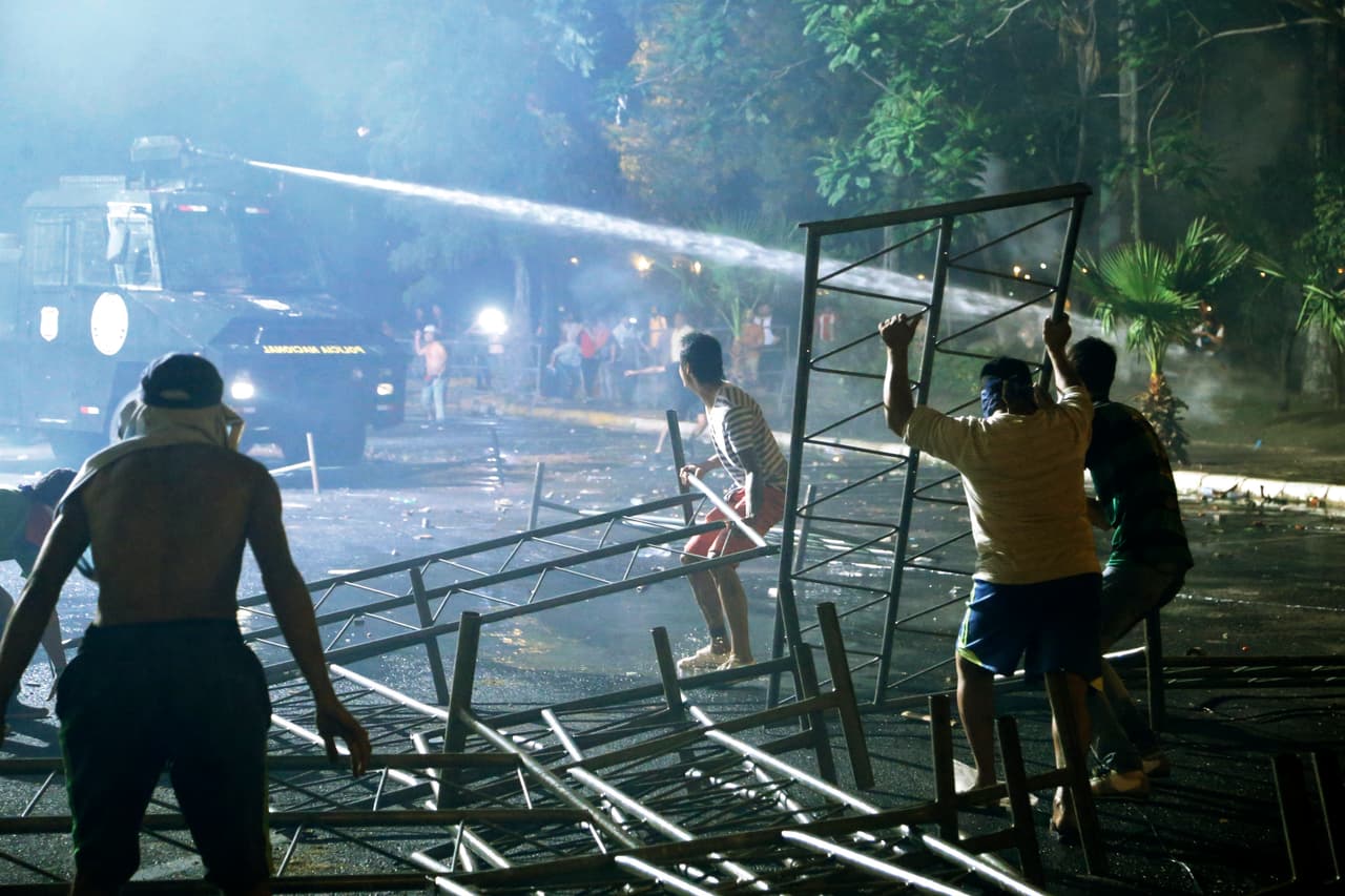 "No vamos a sesionar el sábado. Me impresiona lo que está sucediendo. Me golpea muchísimo. Espero que vuelva la calma y la concordia", dijo el jefe de la Cámara de Diputados, Hugo Velázquez, en un mensaje por televisión.