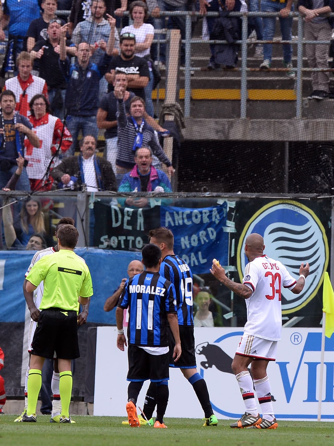 Sin embargo, esas agresiones son una expresa muestra de odio. Por esa razón, la UEFA y la FIFA ahora emiten sanciones muy fuertes para evitar que se repitan.