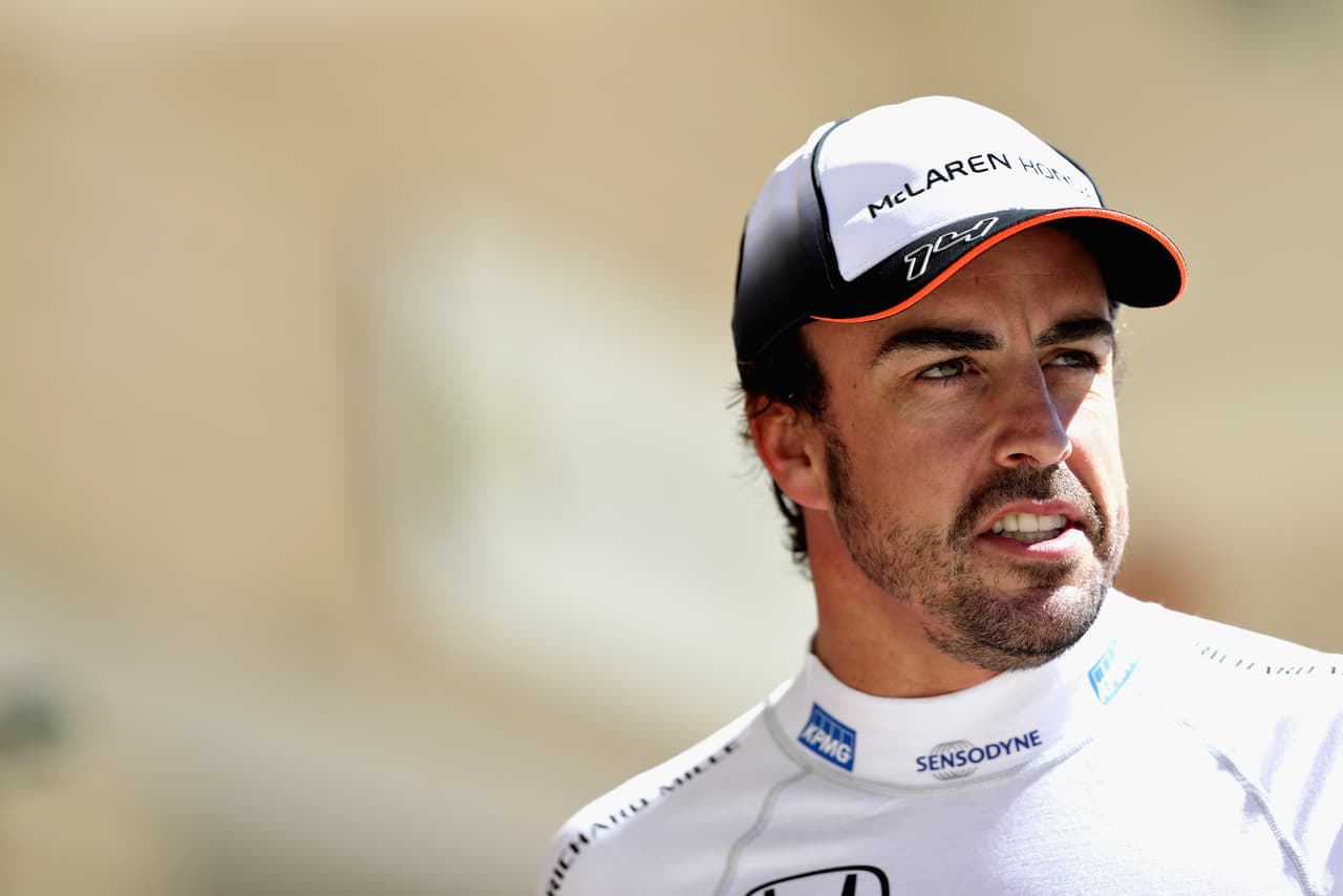 <b>Puesto 3</b> - 
<b>Fernando Alonso</b>, piloto del equipo McLaren de 
<b>Fórmula 1</b>, abre el podio del ranking. El español, campeón mundial en 2005 y 2006 con los colores de Renault, percibe un salario de 
<b>35,73 millones de dólares.</b>
<br>