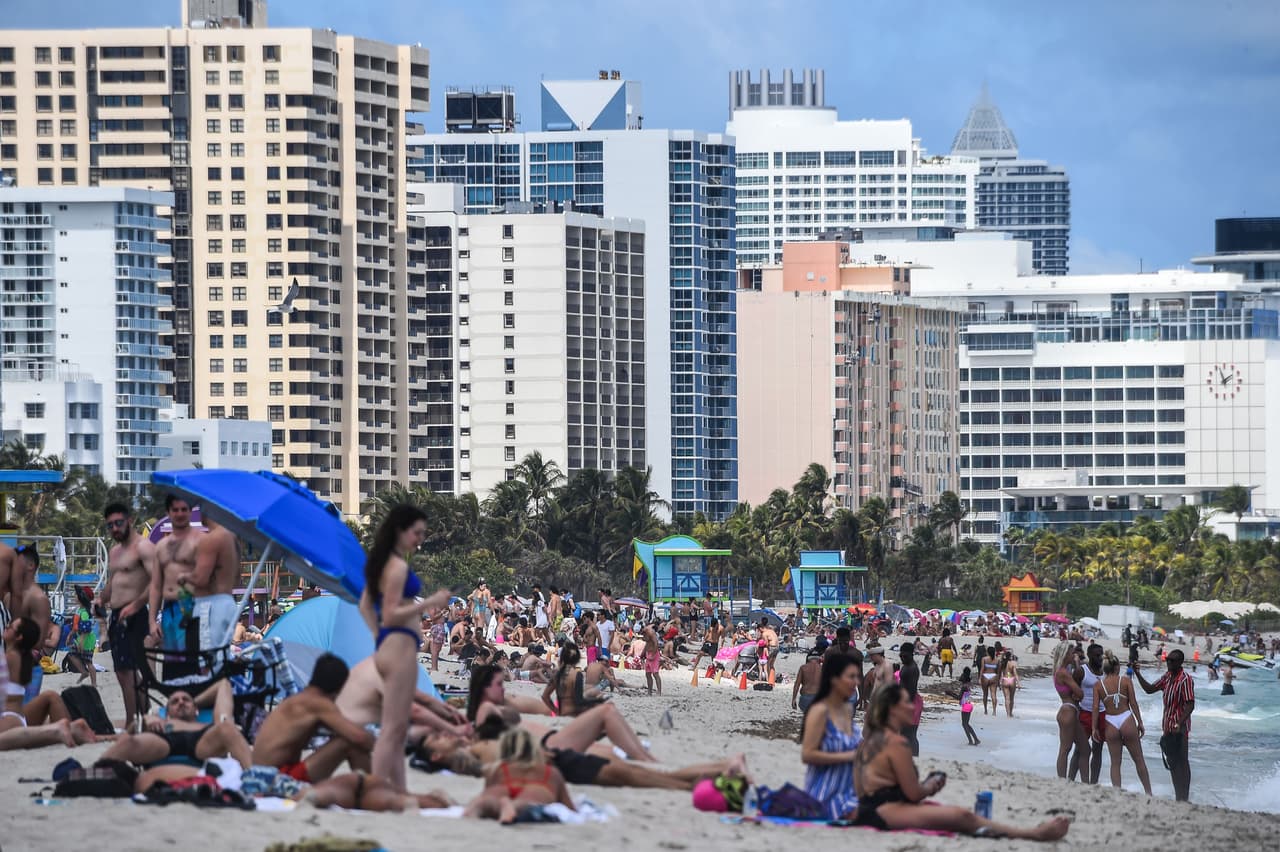 Unas 30,6 millones de personas provenientes de los Estados Unidos visitaron Florida entre abril y junio del 2021, informó 
<a href="https://apnews.com/article/noticias-5f824d90e50a170247199b58ad119b47" target="_blank">la Agencia de Noticias AP</a>, de acuerdo con cifras reveladas por Visit Florida, encargada de promocionar el turismo en el estado.