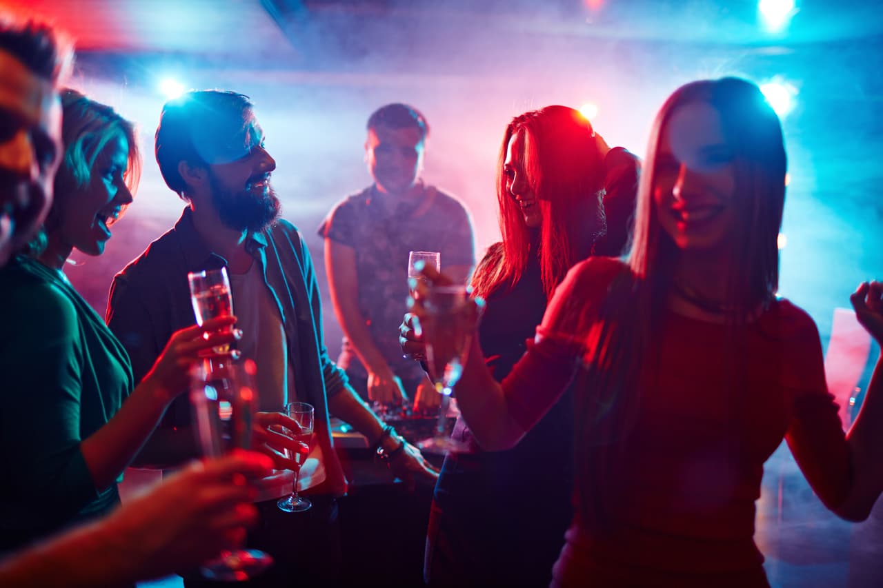 ¡Tu regente, directo! Prepárate para el movimiento social, fiestas, invitaciones, te verás envuelto en múltiples actividades.