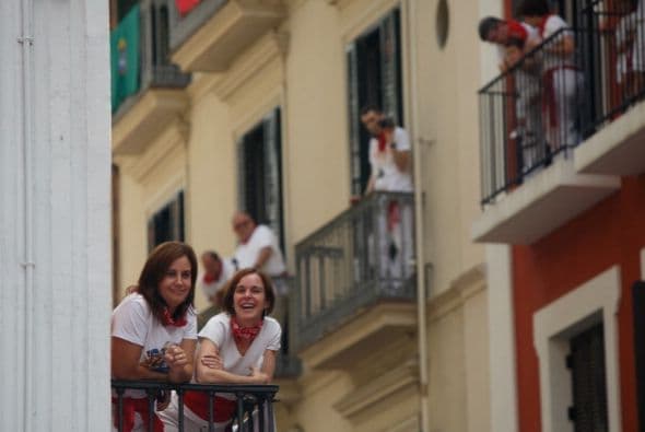 Otros prefieren mirar desde las barreras o los balcones de las calles por las que pasa el recorrido.