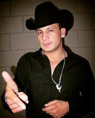 La compleja situación entre la familia del fallecido 
<b><a href="https://www.univision.com/temas/valentin-elizalde" target="_blank">Valentín Elizalde</a> </b>ahora tiene un nuevo capítulo: el compromiso de boda entre Gabriela Sabag, quien fue la única esposa legítima del cantante, con 
<b><a href="https://www.univision.com/shows/primer-impacto/tano-asegura-que-demando-a-la-madre-de-valentin-elizalde-por-supuesta-difamacion-video" target="_blank">Fausto 'Tano' Elizalde</a></b>, primo del artista. 
<br>