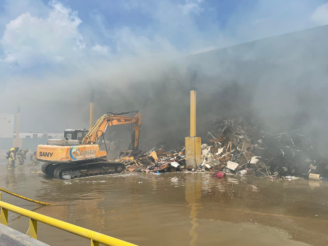 Las causas se desconocen y mientras controlan el incendio, los bomberos piden evitar el área.