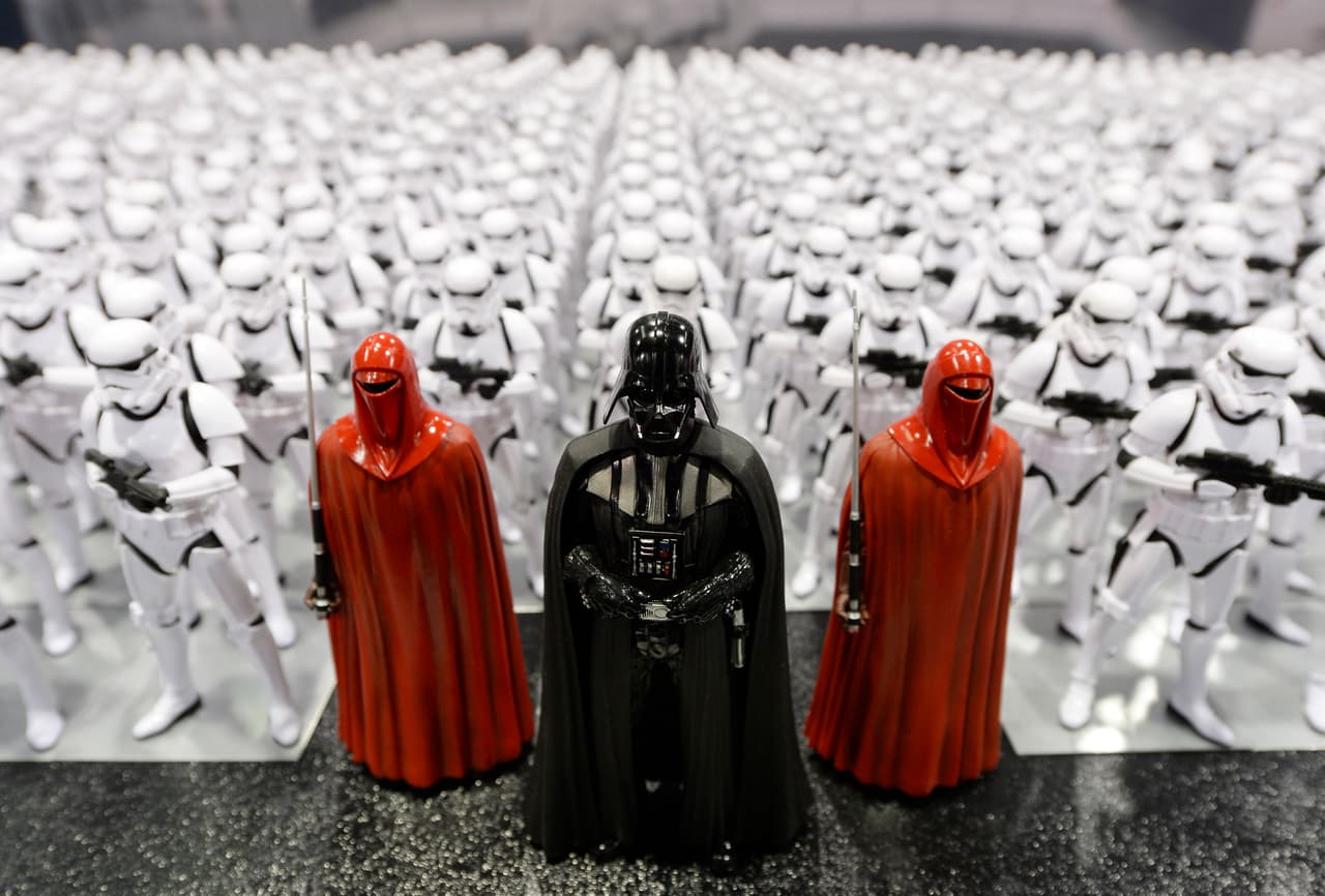 El 18 de octubre del 2015, la página oficial de Star Wars en Twitter reveló el poster de la película.