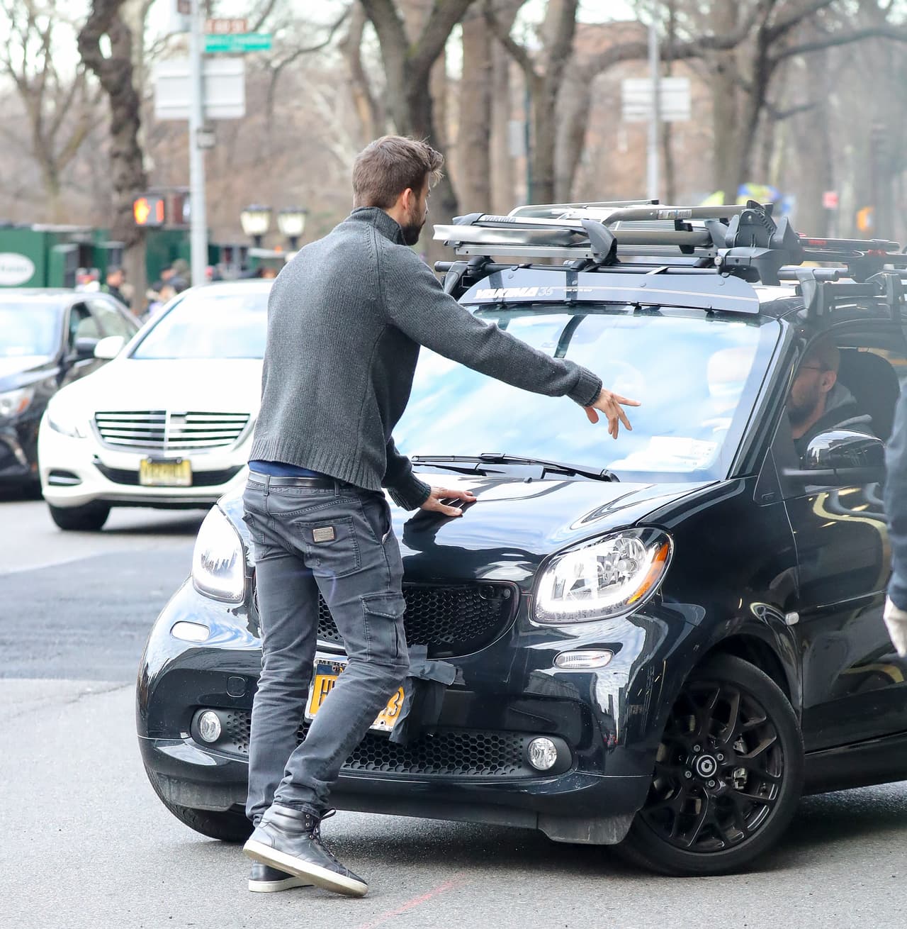 Gerard Piqué se puso frente al automóvil del paparazzi, reclamándole la invasión a su privacidad, sobre todo porque iba acompañado de sus dos pequeños.