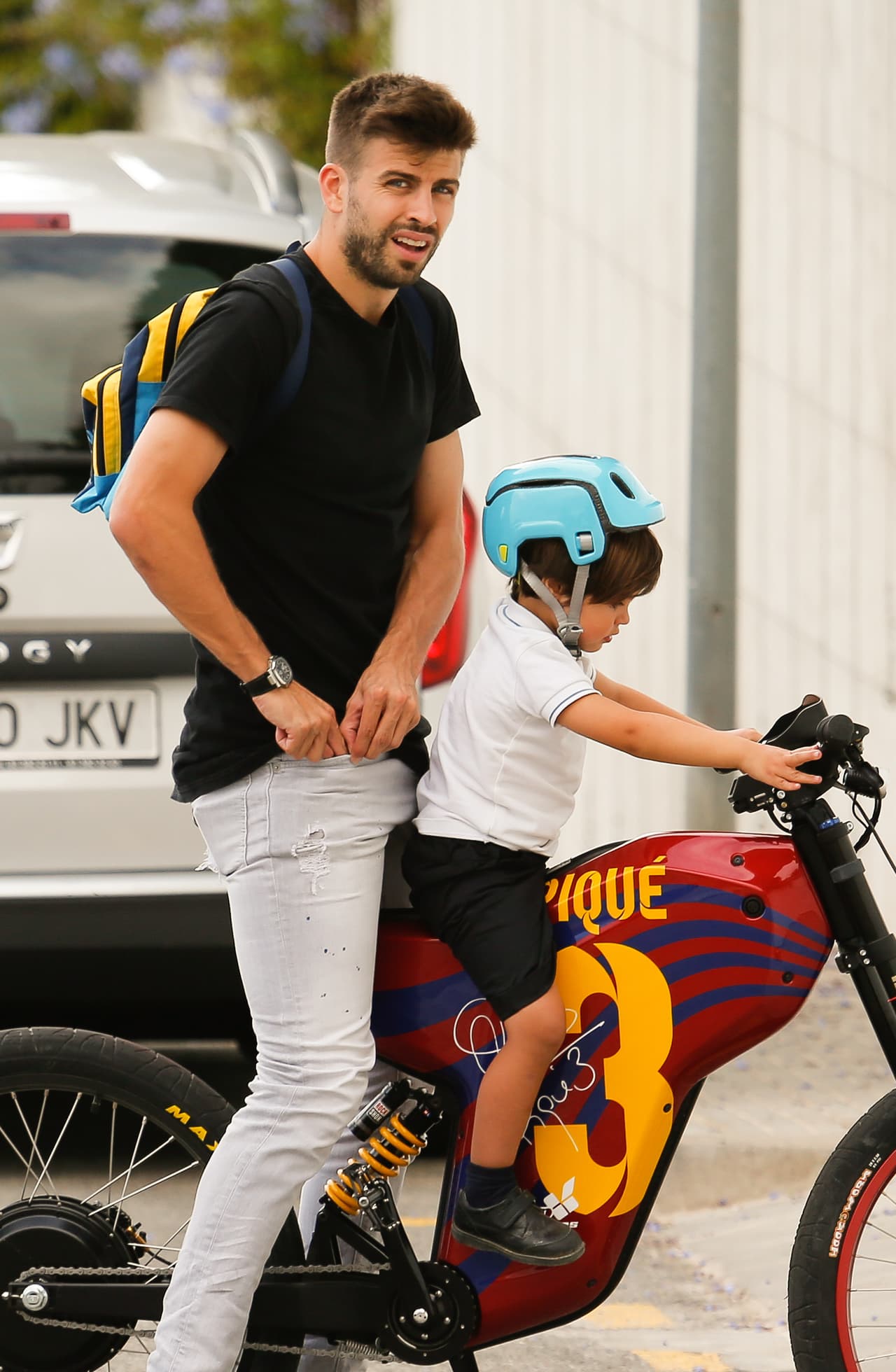 Photo © 2016 Quimi Ortiz/The Grosby Group EXCLUSIVE Barcelona, Sept 22, 2016 Soccer star, Gerard Pique arrives home driving a Barcelona FC customized bicycle after picking up his son Milan from school.