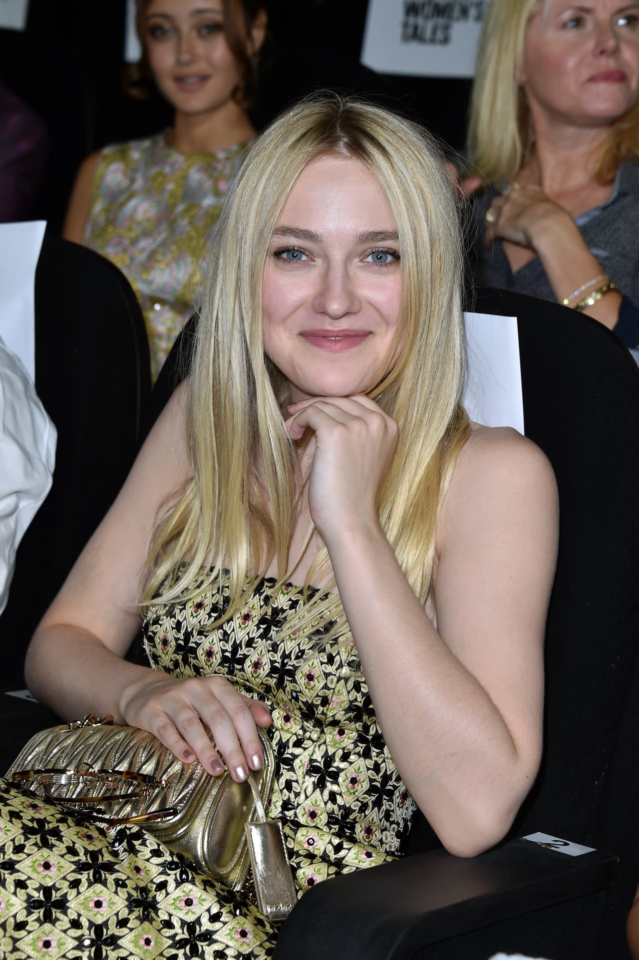 Dakota Fanning lista para ver una función.