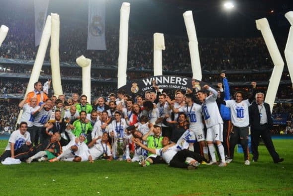La tradicional foto de grupo con el trofeo.