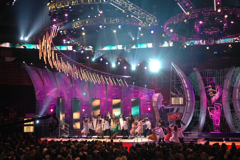 La tradición de los premios que celebran los éxitos latinos en Estados Unidos, Premio Lo Nuestro, en su decimoctava edición tuvo lugar en febrero de 2006 en Miami, Florida en el American Airlines Arena.