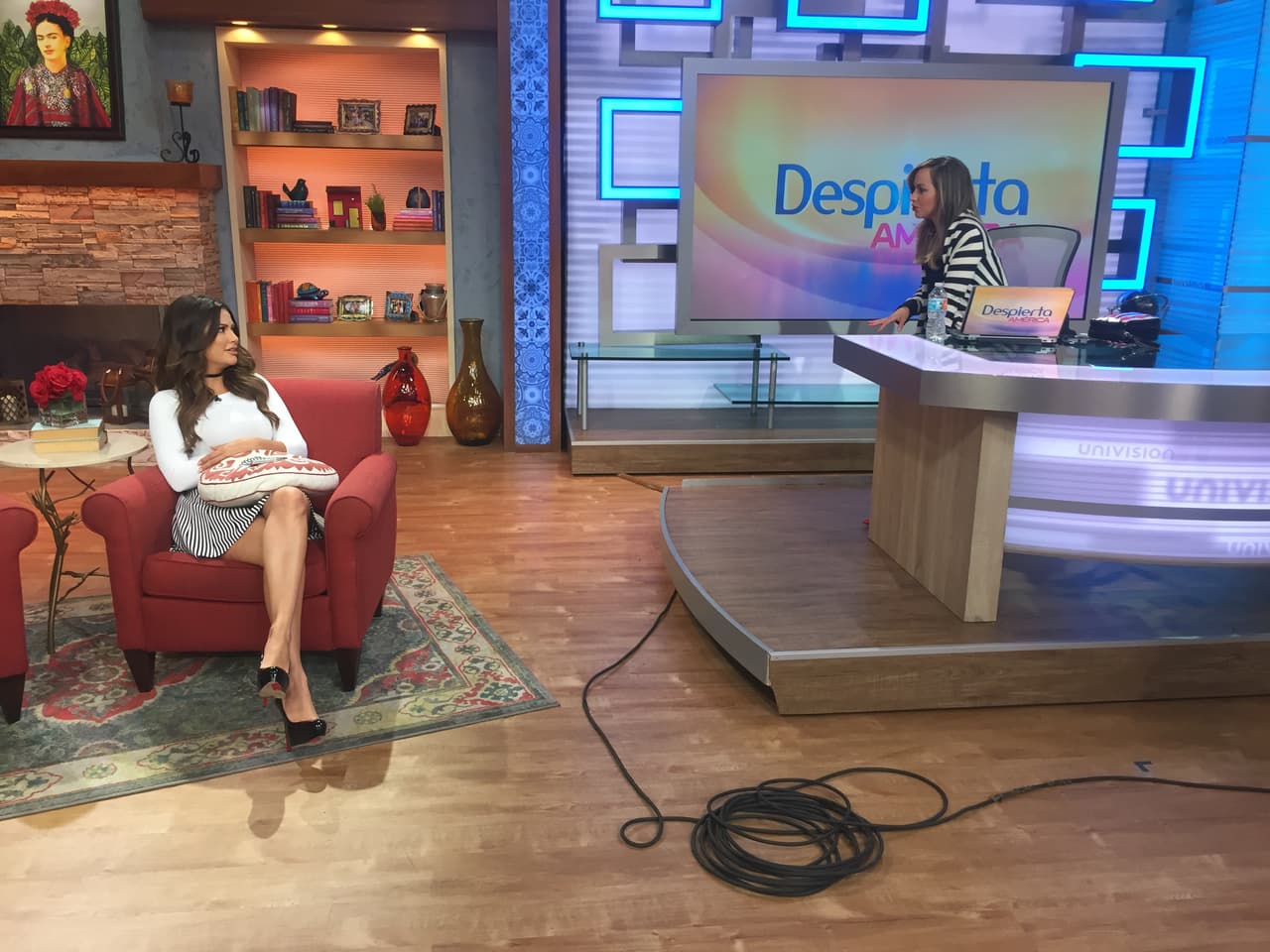 Ana Patricia y Satcha aprovechan las pausas comerciales para intercambiar consejos sobre la crianza de los hijos.