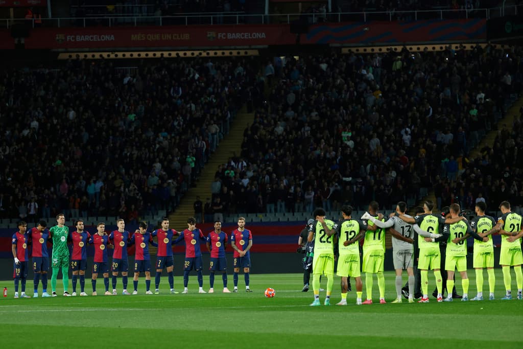 Los jugadores del Barcelona y del Mallorca guardaron un minuto de silencio en honor a Francisco antes de un partido de la Liga española de fútbol contra el Mallorca en el Estadio Olímpico Lluis Companys de Barcelona, España, el martes 22 de abril de 2025.