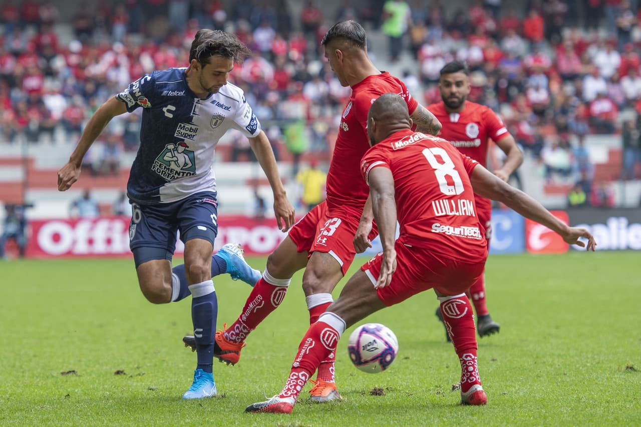 Amargado el jugador del Pachuca, Raúl 'el Dedos' López' por los mediocampistas del Toluca.