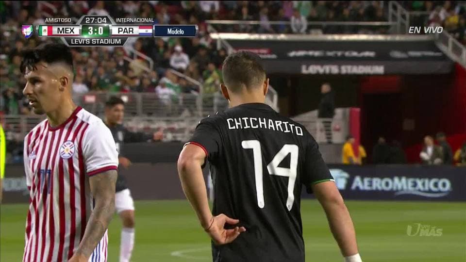 Tiro desviado de Diego Lainez