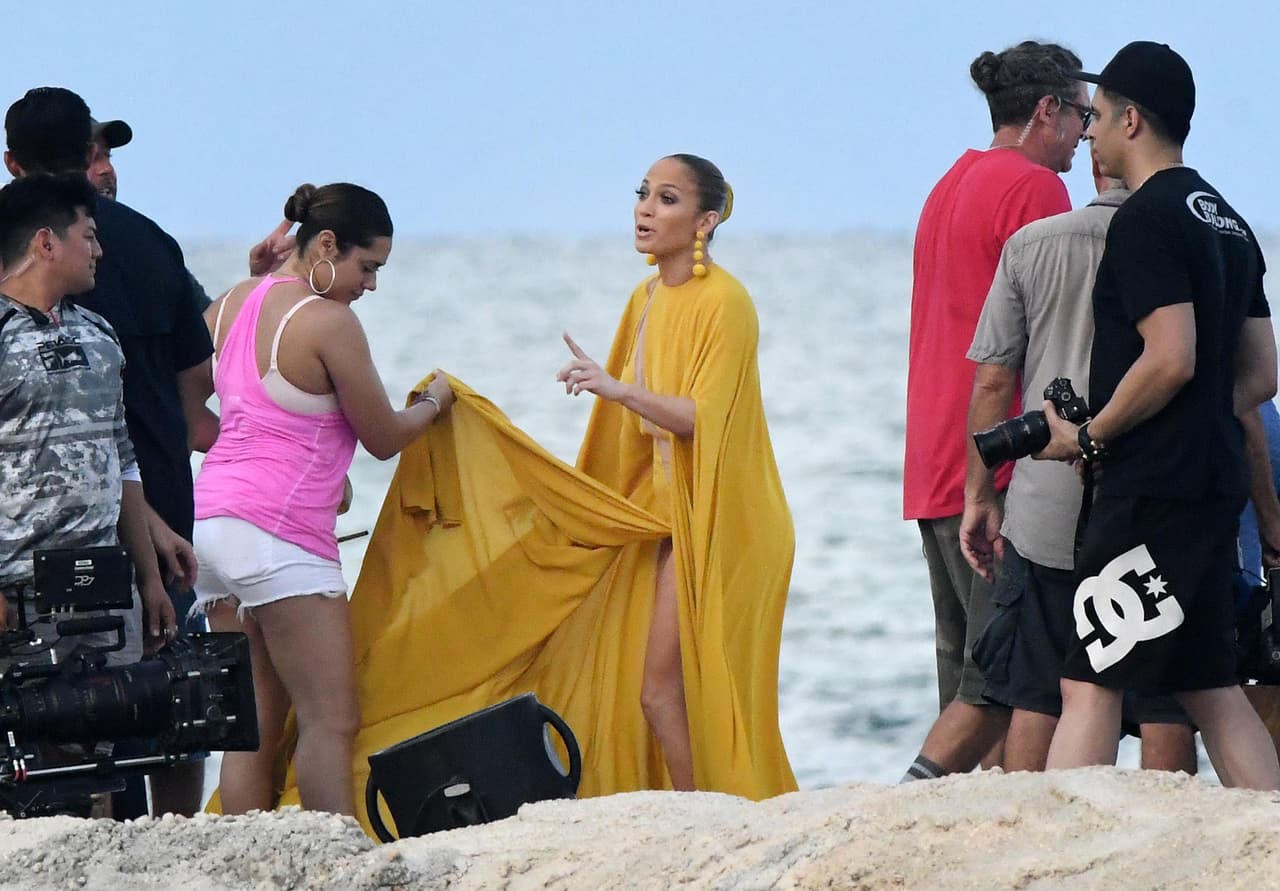 Y en la playa también contó con ayuda, pues su vestido no se podía llenar de arena.
