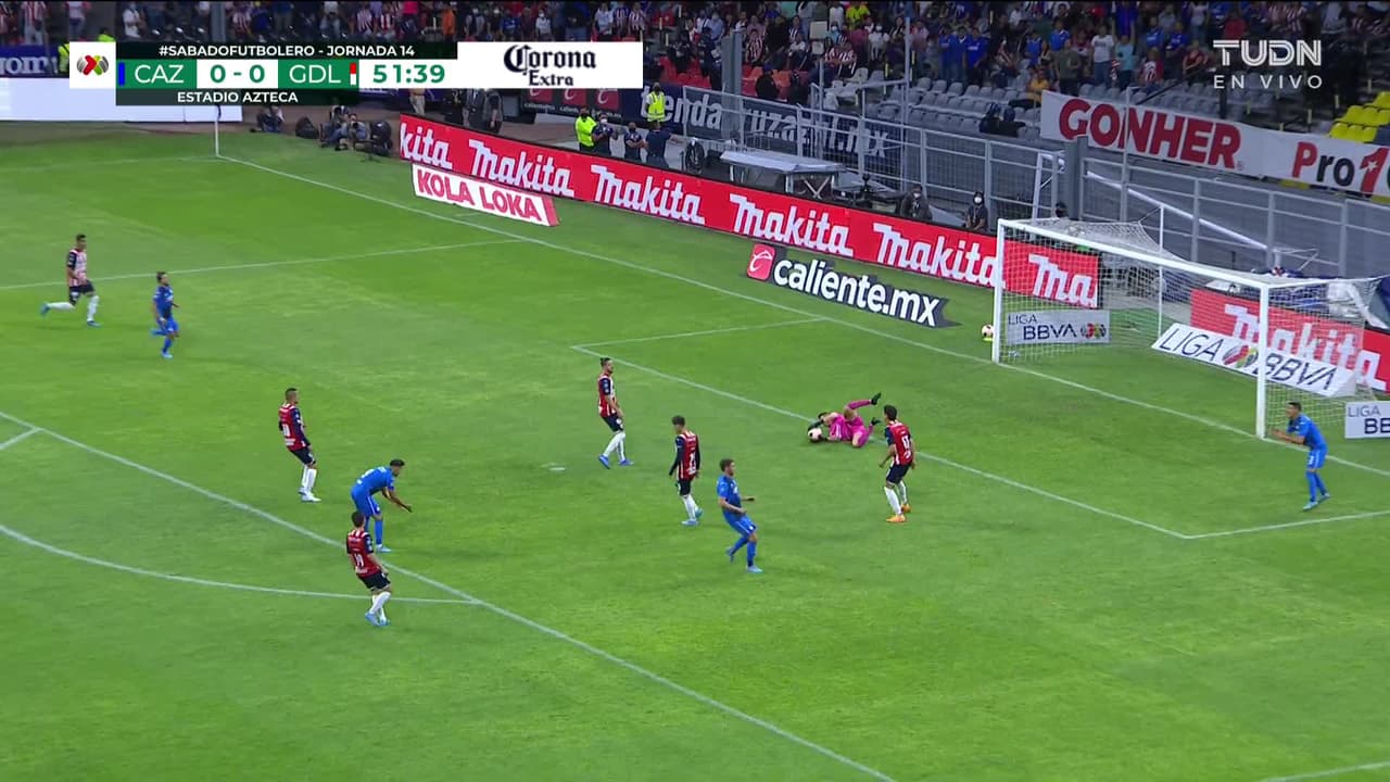 ¡TIRO ATAJADO! disparo por Santiago Giménez.