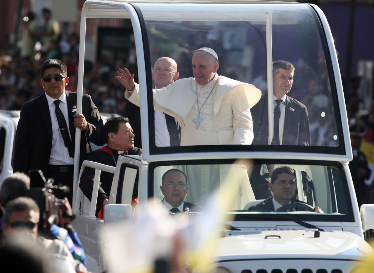 Cientos de fieles esperaban en las calles para ver al Santo Padre.