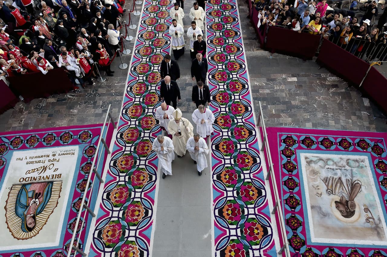 El Papa caminó sobre un colorido tapete que lo llevó desde la antigua Basílica a la actual.