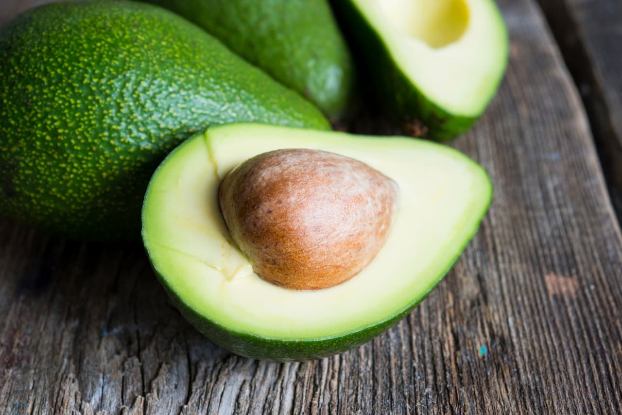 <b>Aguacate. </b>Si tienes el pelo seco y dañado, entonces mezcla este alimento con una cucharadita de aceite de oliva y aplica la pasta homogénea sobre el cabello. Este remedio también te ayudará a proteger tu melena de las agresiones externas, además de que le proporcionará una dosis extra de vitamina E.