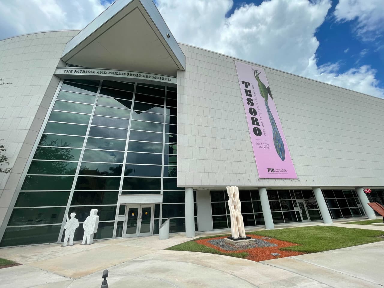 <a href="https://frost.fiu.edu/" target="_blank">The Patricia & Phillip Frost Art Museum</a> fue diseñado por el arquitecto Yann Weymouth. Abrió sus puertas en 2008. Está ubicado en el campus de la 
<a href="https://www.fiu.edu/" target="_blank">Universidad Internacional de la Florida (FIU)</a> 10975 SW 17th St, Miami, FL 33199. El horario es de martes a domingo de 11:00 am a 5:00 pm. Los lunes y días feriado cierra sus puertas. La entrada es gratuita.