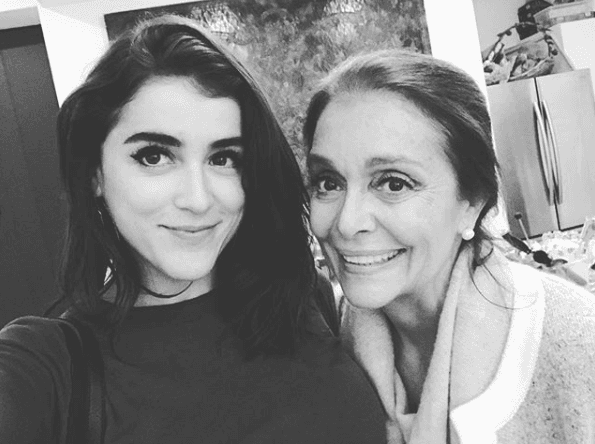 “Me cuentan que era muy feliz,
<b> no era para nada complicada </b>ni acomplejada, yo agarré esas cosas de ella, de que todo se le daba muy fácil”, detalló Cassandra Sánchez Navarro.
<br>