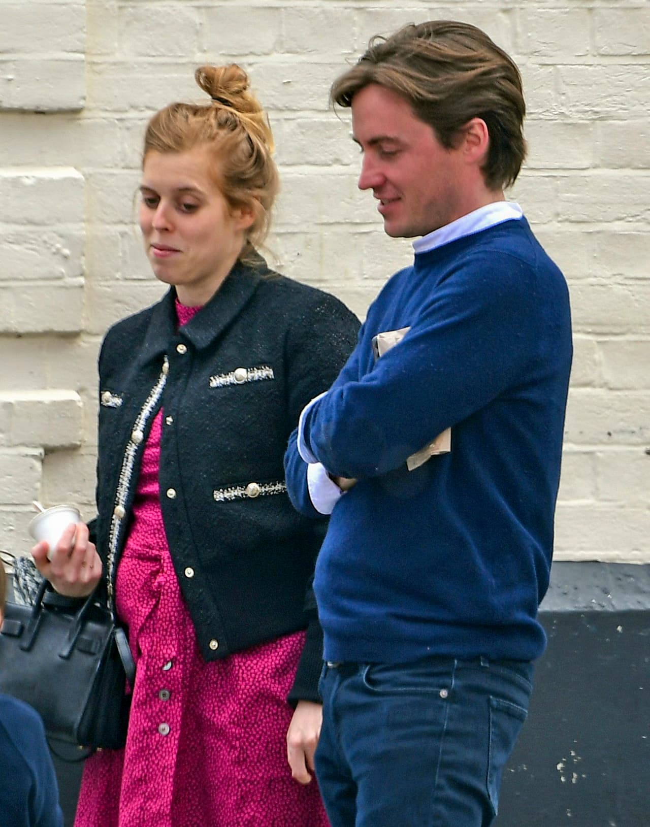 Apareció al lado de su esposo, quien es conde en Italia y, por ende,
<b><a href="https://www.univision.com/famosos/princesa-beatrice-embarazada-bebe-titulo-realeza" target="_blank"> heredará ese título al bebé</a></b> o el de nobile donna (mujer noble), en caso de que sea niña. Hasta ahora, no se ha confirmado el sexo del bebé. 
<br>