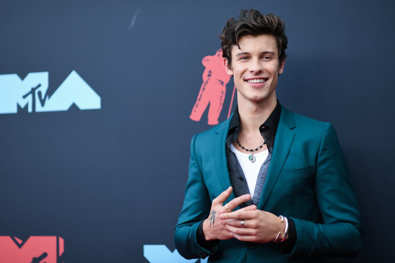 A finales de octubre pasado Mendes, de 21 años, se reunió con un grupo de seguidores en Hindmarsh, Australia, en donde contó que fue a partir del 4 de julio de este año en que él y Cabello 
<b><a href="https://www.univision.com/famosos/el-dia-de-la-independencia-marco-un-antes-y-despues-entre-shawn-mendes-y-camila-cabello-fotos" target="_blank">empezaron a salir formalmente</a></b> en plan romántico. 
<br>