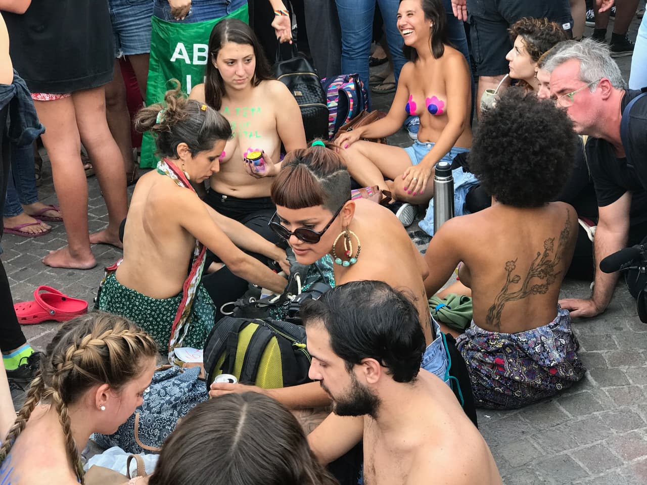 Algunas mujeres se pintaron el pecho o lo usaron como lienzo para poner frases reivindicativas.