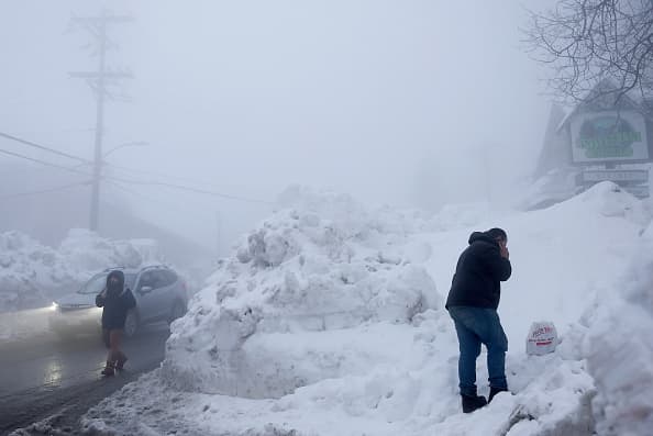 En el condado de San Bernardino, aún hay personas atrapadas por la nieve tras 21 días de la histórica ventisca en la región.
<br>
