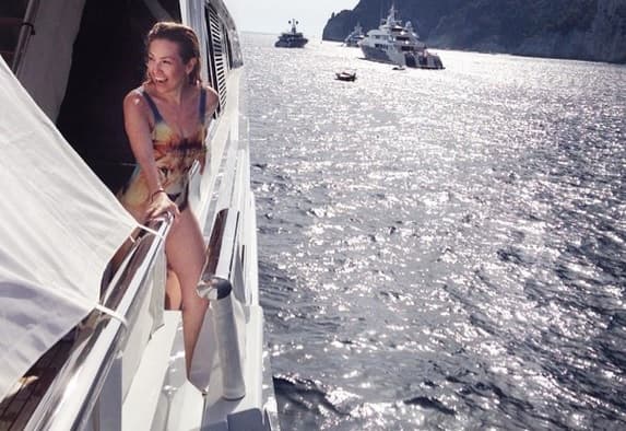 Y lo mejor de todo es que a través de sus redes sociales nos comparte sus mejores y más atrevidas poses.