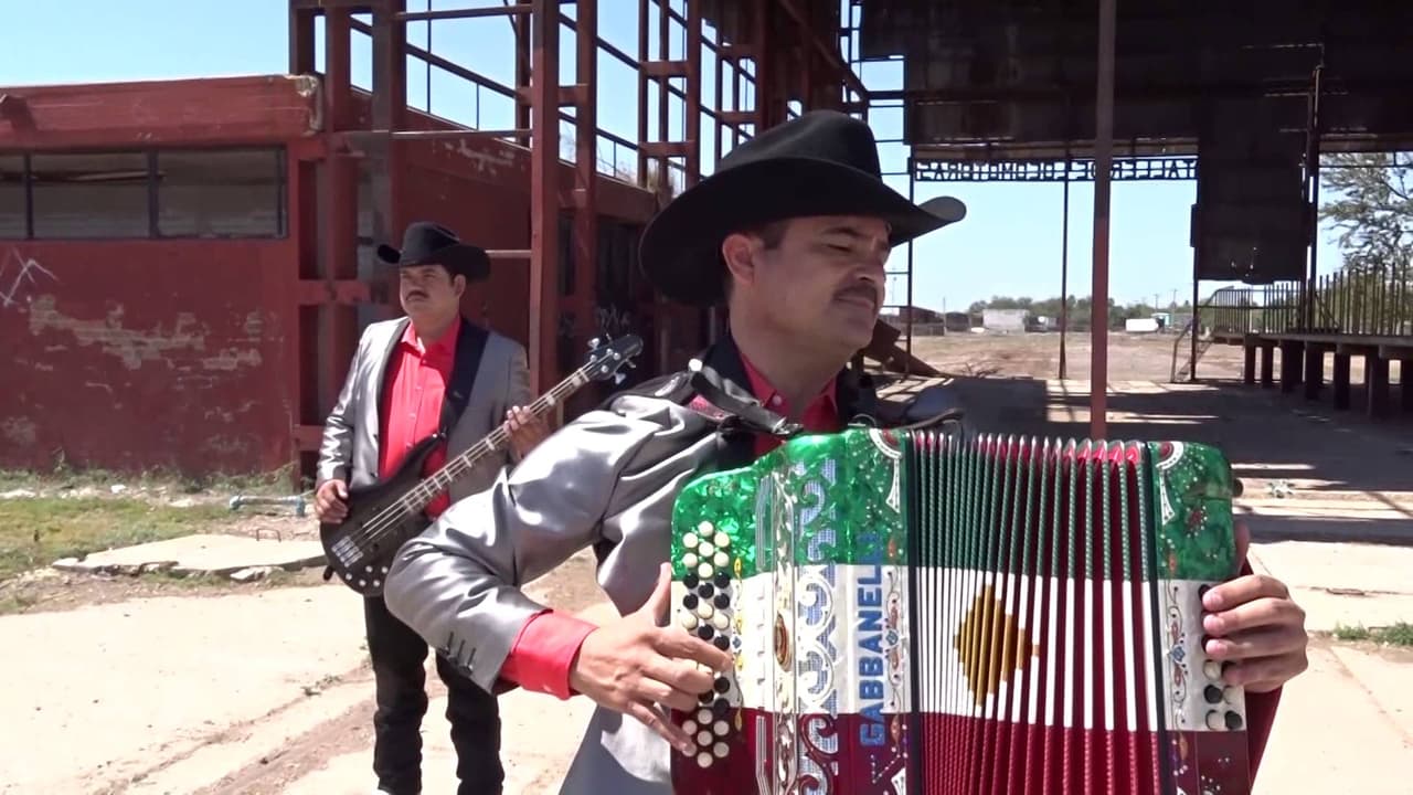 Un líder en toda la extensión de la palabra es Julio César Leyva Beltrán, cantante y acordeonista de 'Los Ciclones del Arroyo', una agrupación nacida en 1991 con un estilo diferente al que se le agregó el matiz campirano y bravío regional de la serranía Sinaloa-Chihuahua.