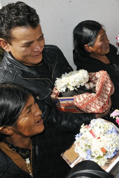 Mario Choque y su familia llevaron este lunes seis calaveras a la capilla del camposanto: las de sus dos hijos, de sus dos hermanos, de su padre y de su suegra.