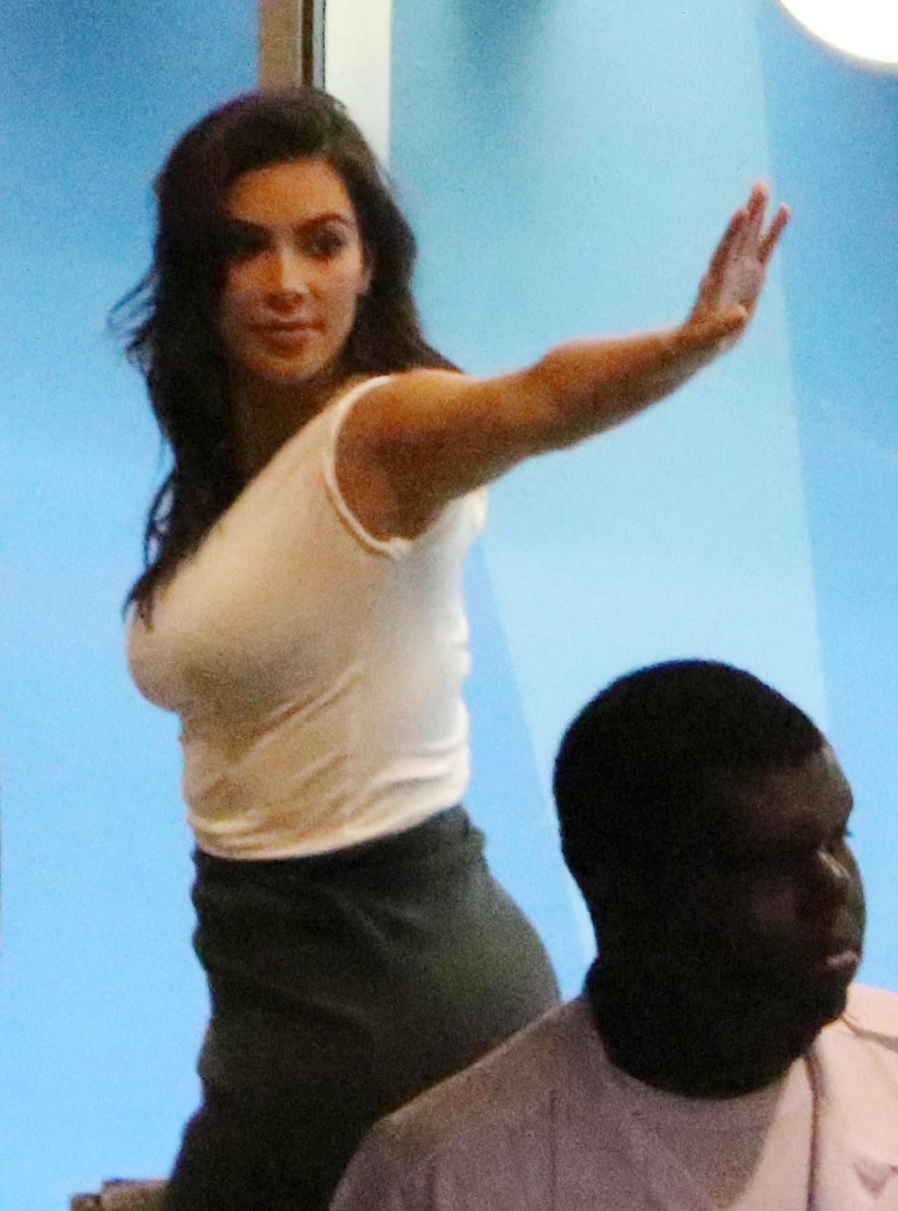 Así se despidió de algunos amigos que acudieron a la reunión.