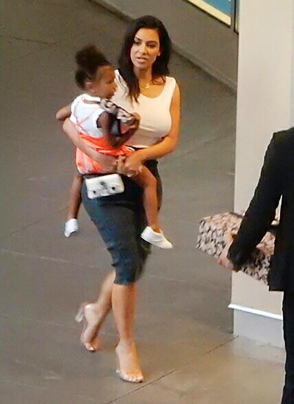 Mira su cara en esta foto, es claro que Kim no iba muy feliz.