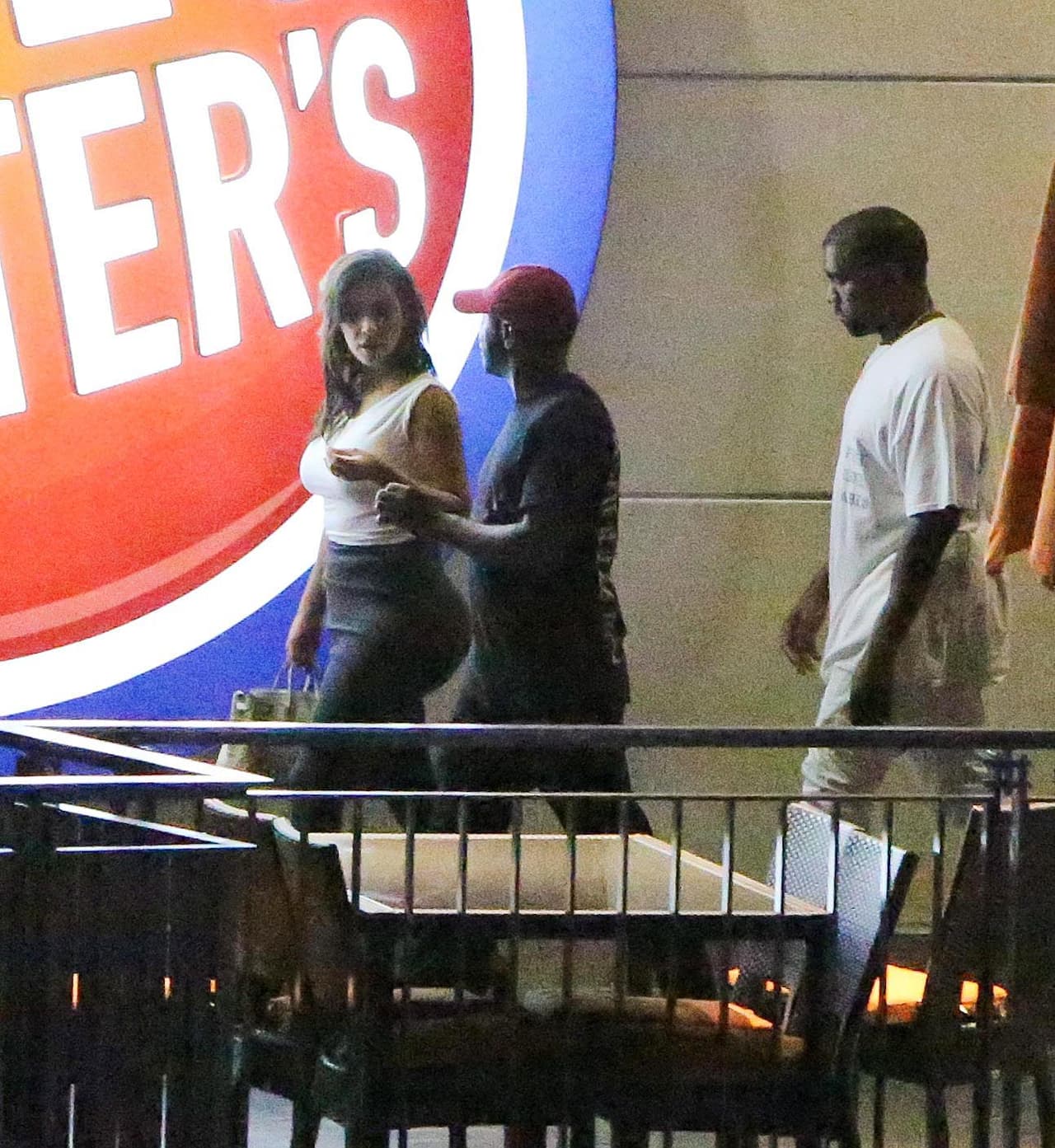 Kim Kardashian y Kanye West no se perdieron de la fiesta de cumpleaños de Khloé.