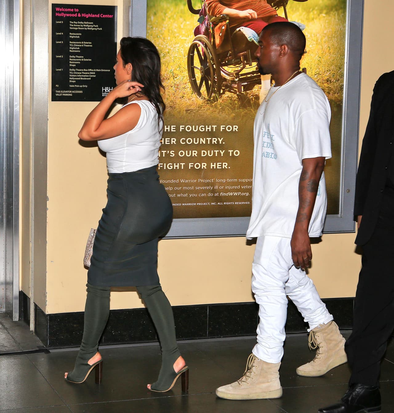 Kim lució muy sexy con una falda súper ajustada que resaltó todas sus curvas.