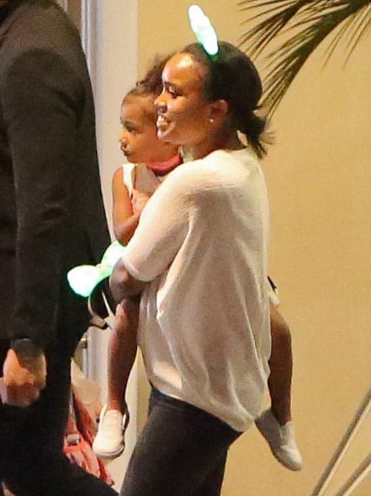 La encantadora Nori también acudió, aquí en los brazos de su 'nanny'.